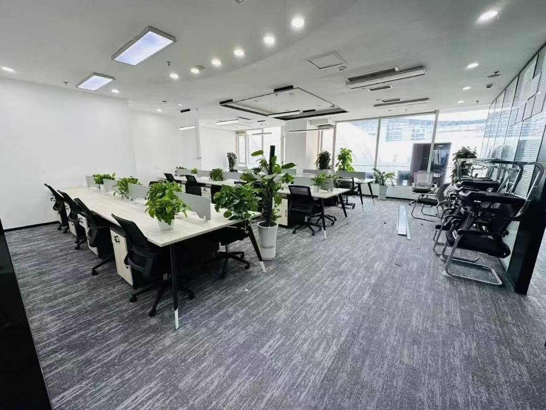 环球中心东区地铁口 空调早九晚十 4隔间24工位 特价1.2w含物业费 双阳台 环球中心办公室出租