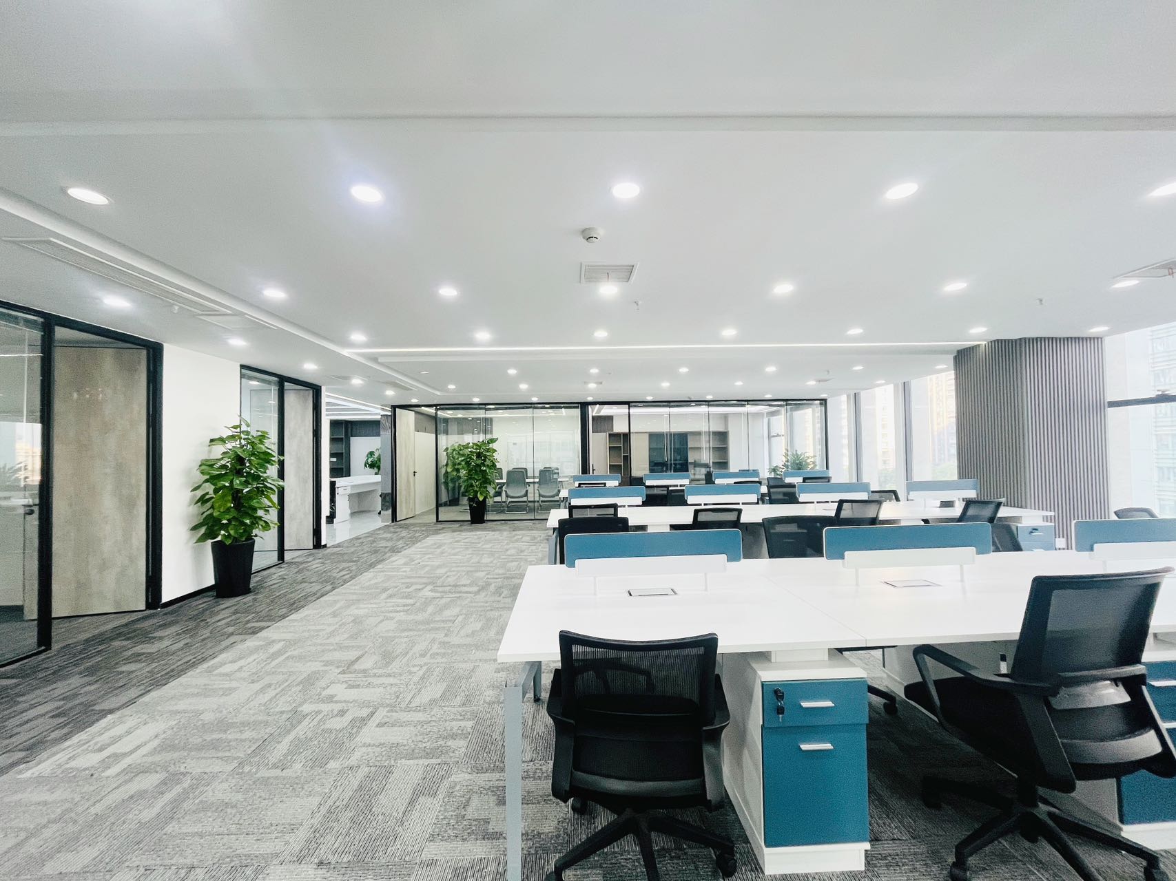 武侯区桐梓林地铁口 按套出租 7隔间40工位 精装带家具 含物业费 新希望大厦办公室出租