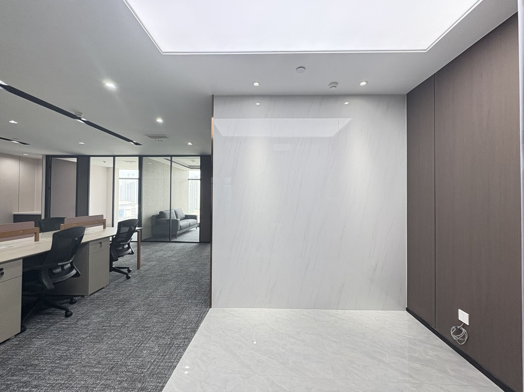 成华区杉板桥地铁四五百米 144平 3隔间12工位 视野无遮挡 户型方正 落地大玻璃 多弗国际办公室出租