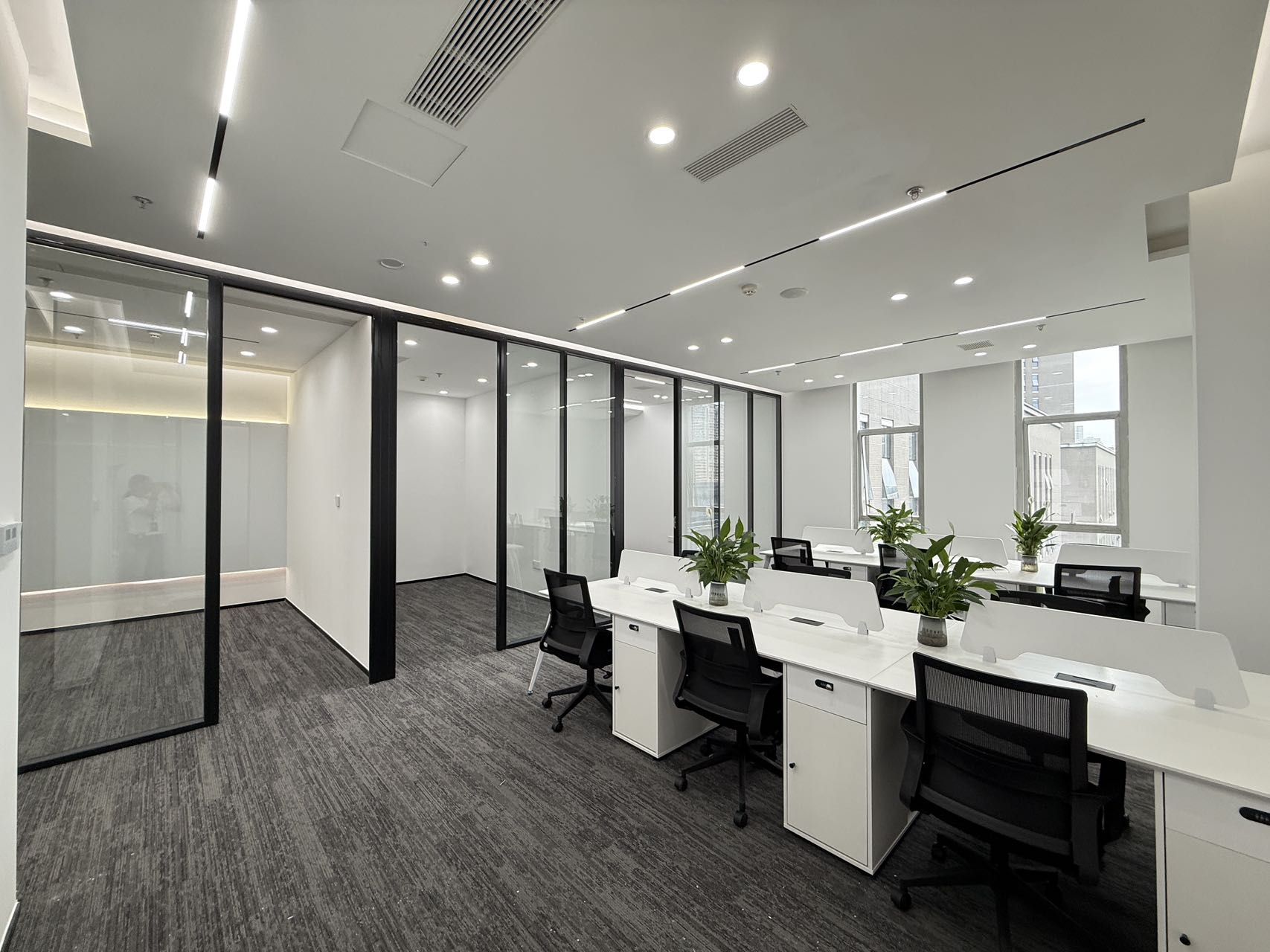 天府五街园区办公 自然氧吧园区精装现房 3隔间15工位 按套出租精装带家具 含物业费 软件园D4办公室出租