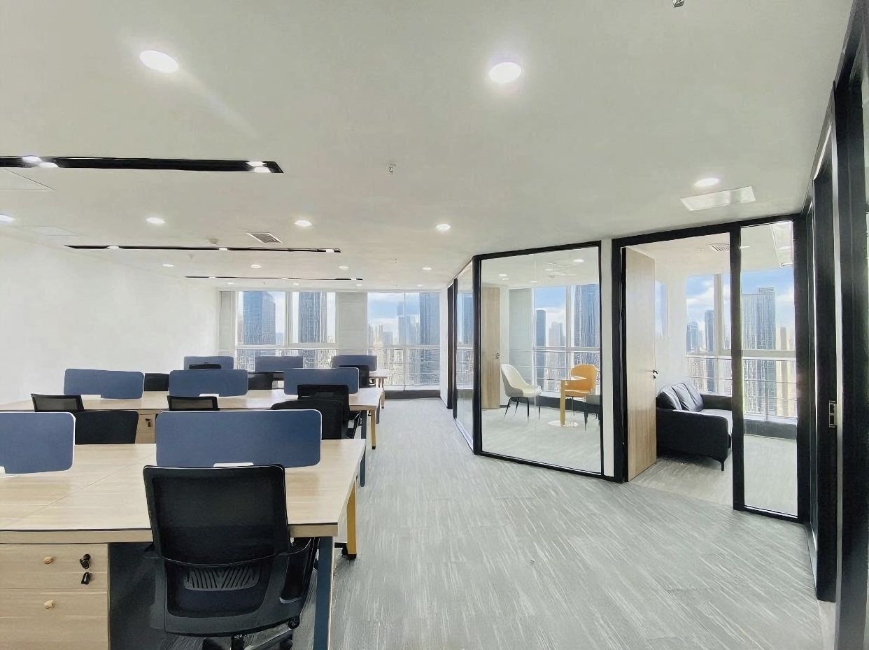 市中心双地铁口 195平 3隔间18工位 周末有空调 精装带家具 时代广场办公室出租