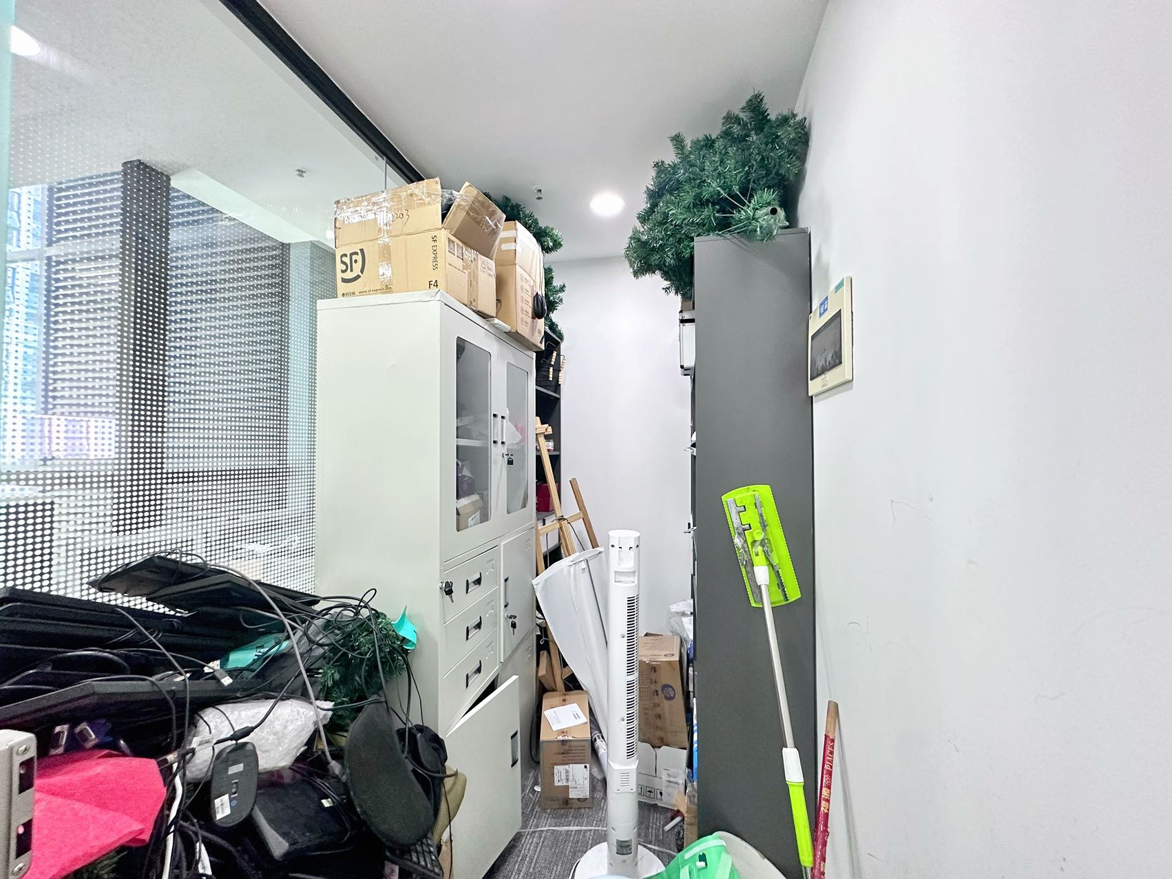孵化园三地铁交汇 496平 6隔间52工位 双面采光无加时费 核心cbd位置 中航国际交流中心办公室出租