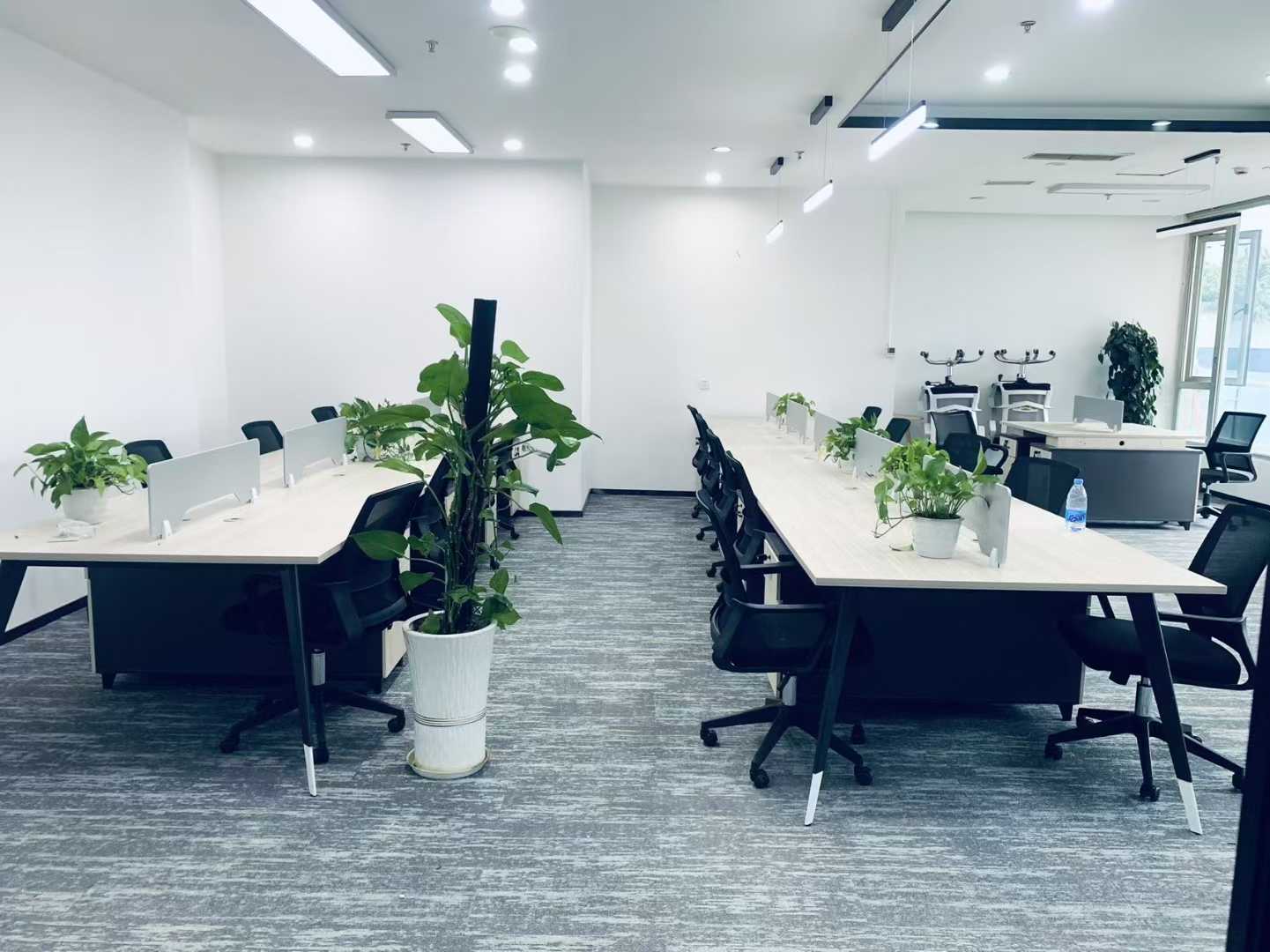 环球中心东区地铁口 空调早九晚十 4隔间24工位 特价1.2w含物业费 双阳台 环球中心办公室出租