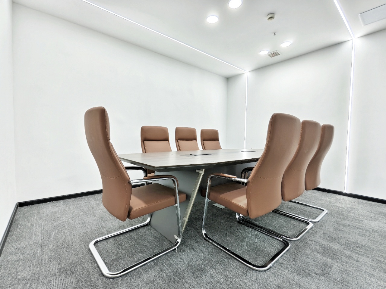 武侯区桐梓林地铁口 超高利用率 290平 6隔间40工位 特价含物业费 精装带家具 新希望大厦办公室出租