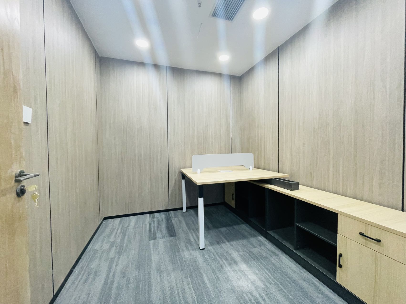 成都东站甲级写字楼租赁 134平精致小户型 2隔间18工位  户型方正 精装带家具 中环国际