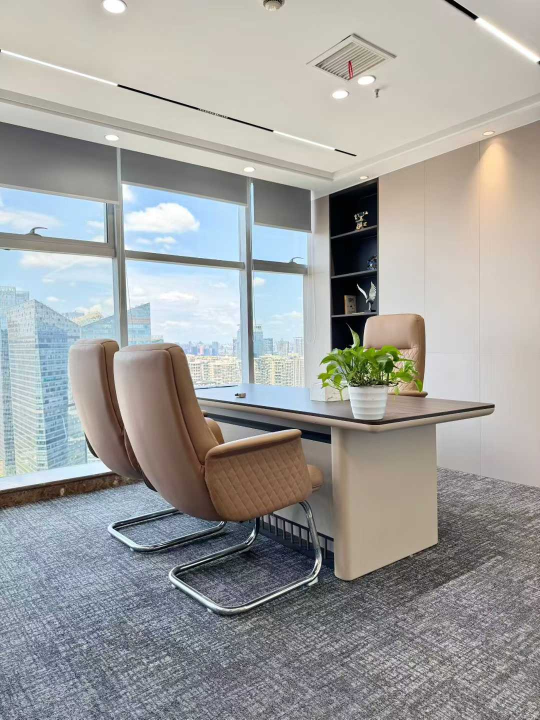 高新区天府三街甲级双面采光精装楼盘 528平方 6隔间60工位 看龙泉山 视野绝佳 香年广场办公室出租