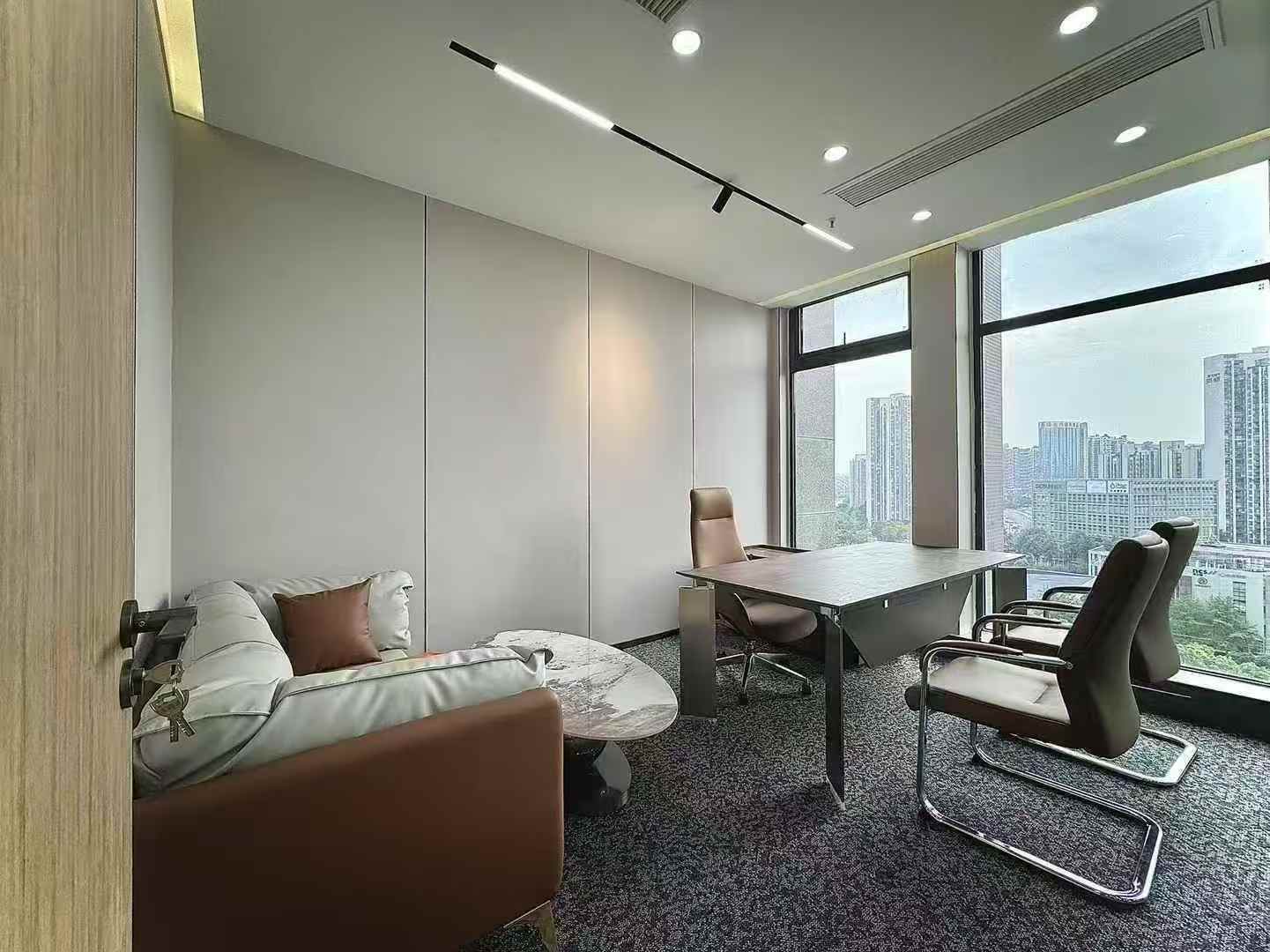高新区天府三街地铁口 24小时空调楼盘 3隔间36工位 精装带家具 报价含物费 新希望国际办公室出租