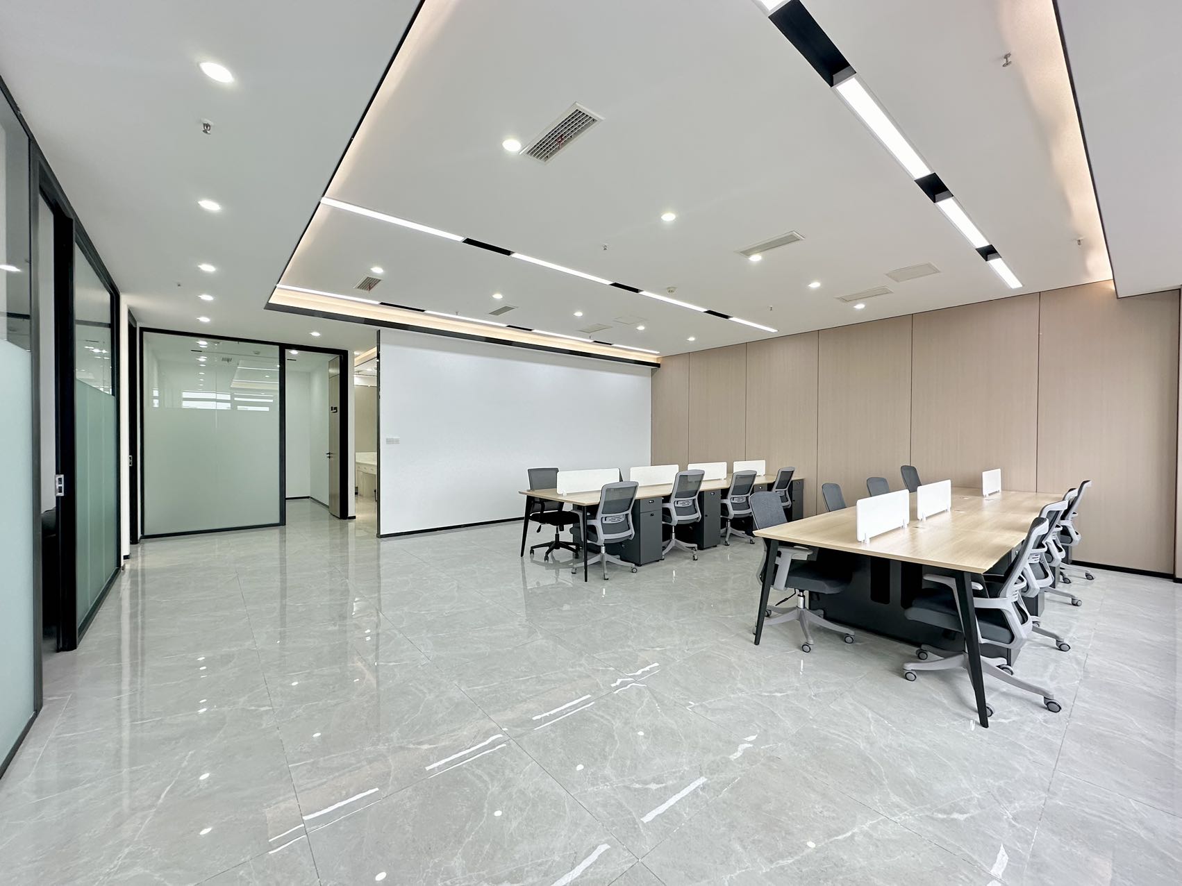 青羊区蔡桥地铁 服务面积257㎡ 4隔间120工位 拎包入住 户型方正 绿地跨贸港 成都办公室出租