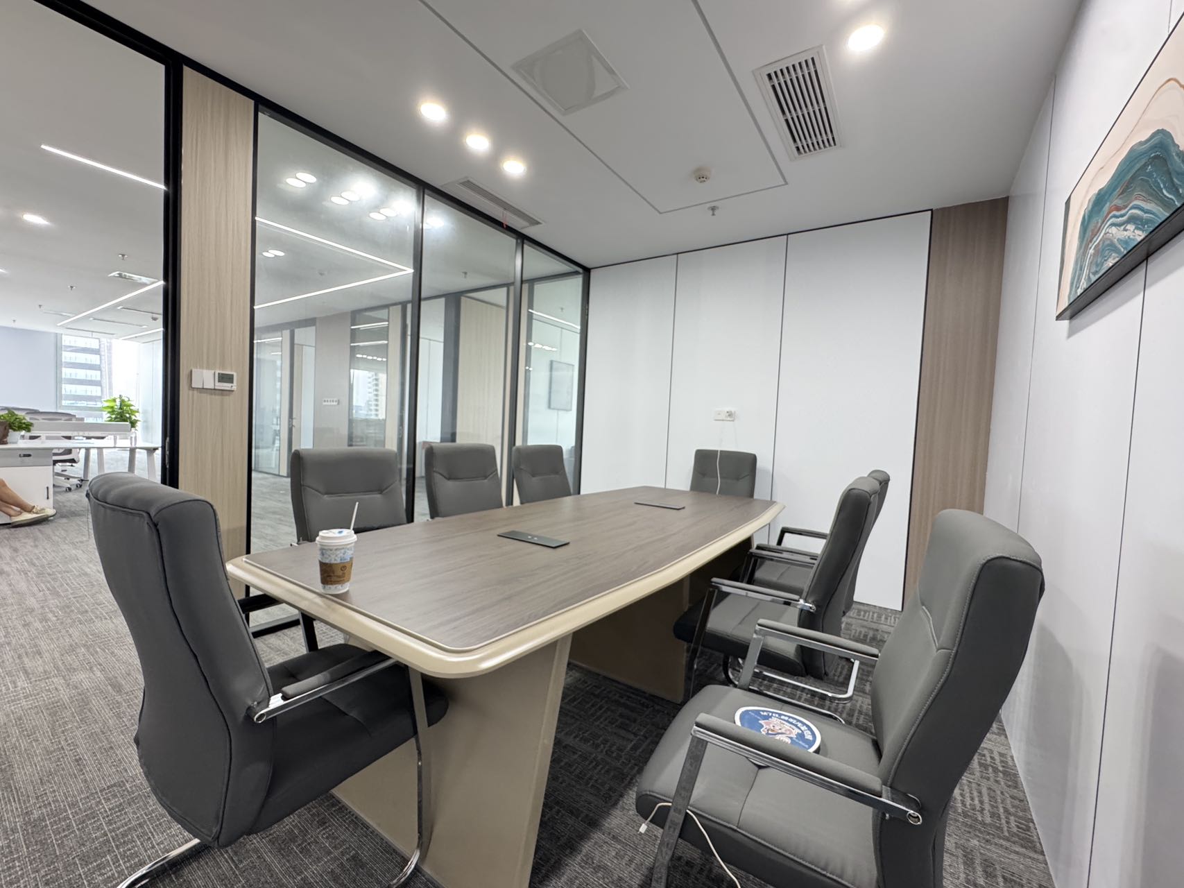 天府五街甲级楼盘 服务面积398平 4隔间48工位 双面采光 24小时空调 精装带家具 紫光芯云办公室出租