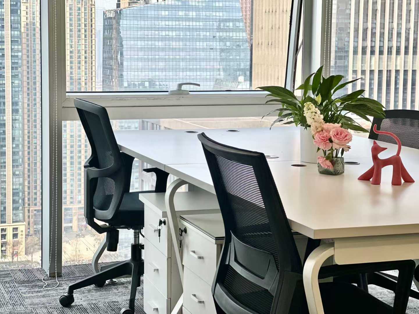 天府三街跃层户型 使用率高 按套出租 3隔间21工位+接待区+前台 精装带家具 福年广场办公室出租