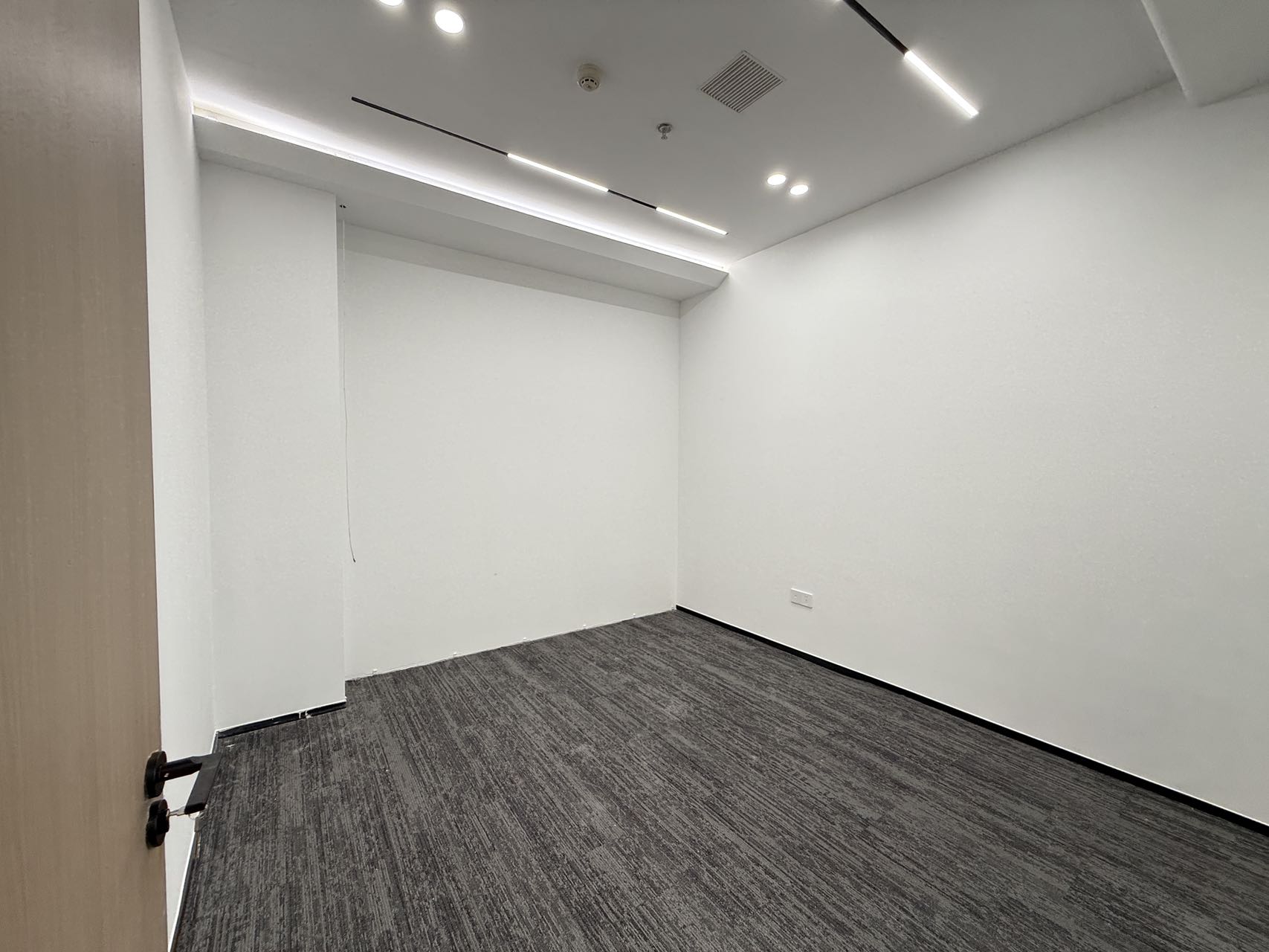 天府五街园区办公 自然氧吧园区精装现房 3隔间15工位 按套出租精装带家具 含物业费 软件园D4办公室出租