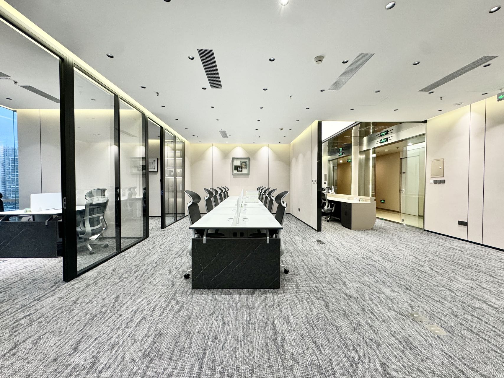 市中心东门大桥地铁口 5隔间22工位 紧邻春熙路 落地窗 视野采光巴适 时代8号办公室出租