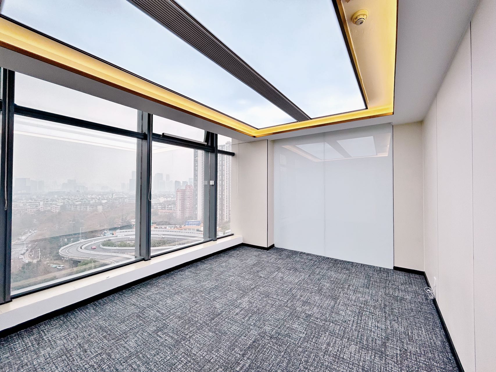 成华区杉板桥地铁四五百米 近东郊记忆 243平 4隔间24工位 落地窗 视野巴适 多弗国际办公室出租