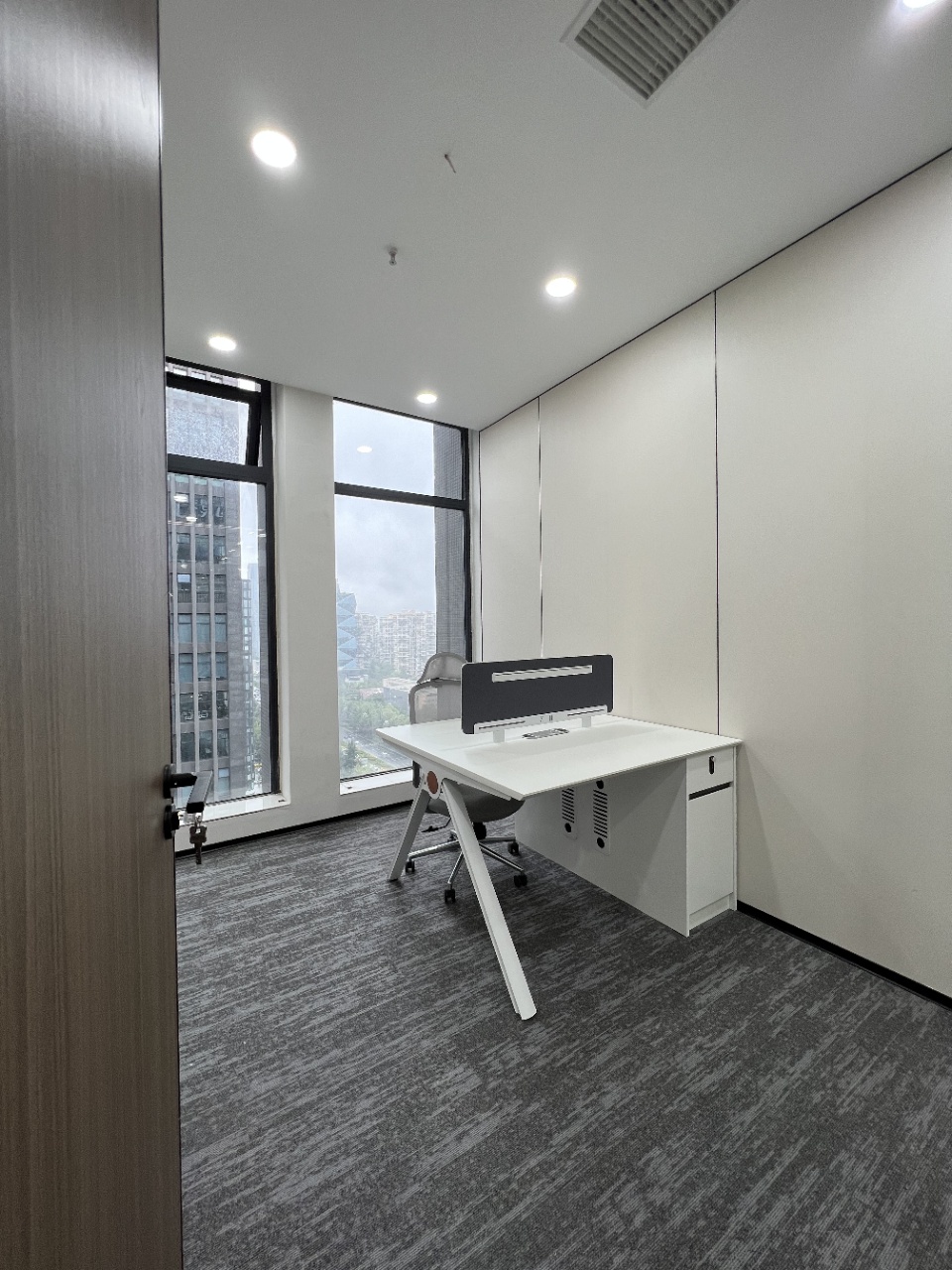 天府三街地铁口 24小时空调楼盘 225平方 4隔间24工位 正对电梯口 户型方正 新希望国际办公室出租