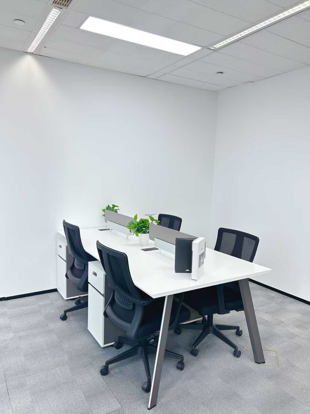 天府三街超甲稀缺小户型3隔间6工位 6900元含物业费 先到先得 希顿国际广场办公室出租