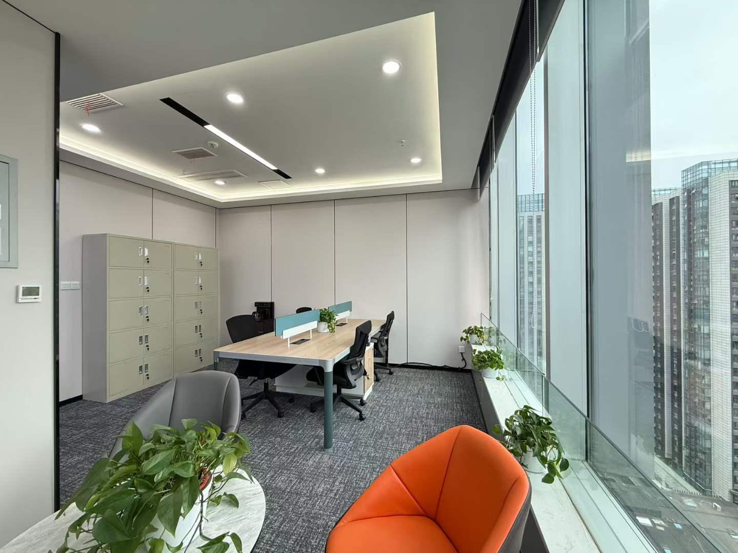 高新区金融城创业小户型 1隔间6工位 带家具 老板间工区均有采光 中航国际广场办公室出租