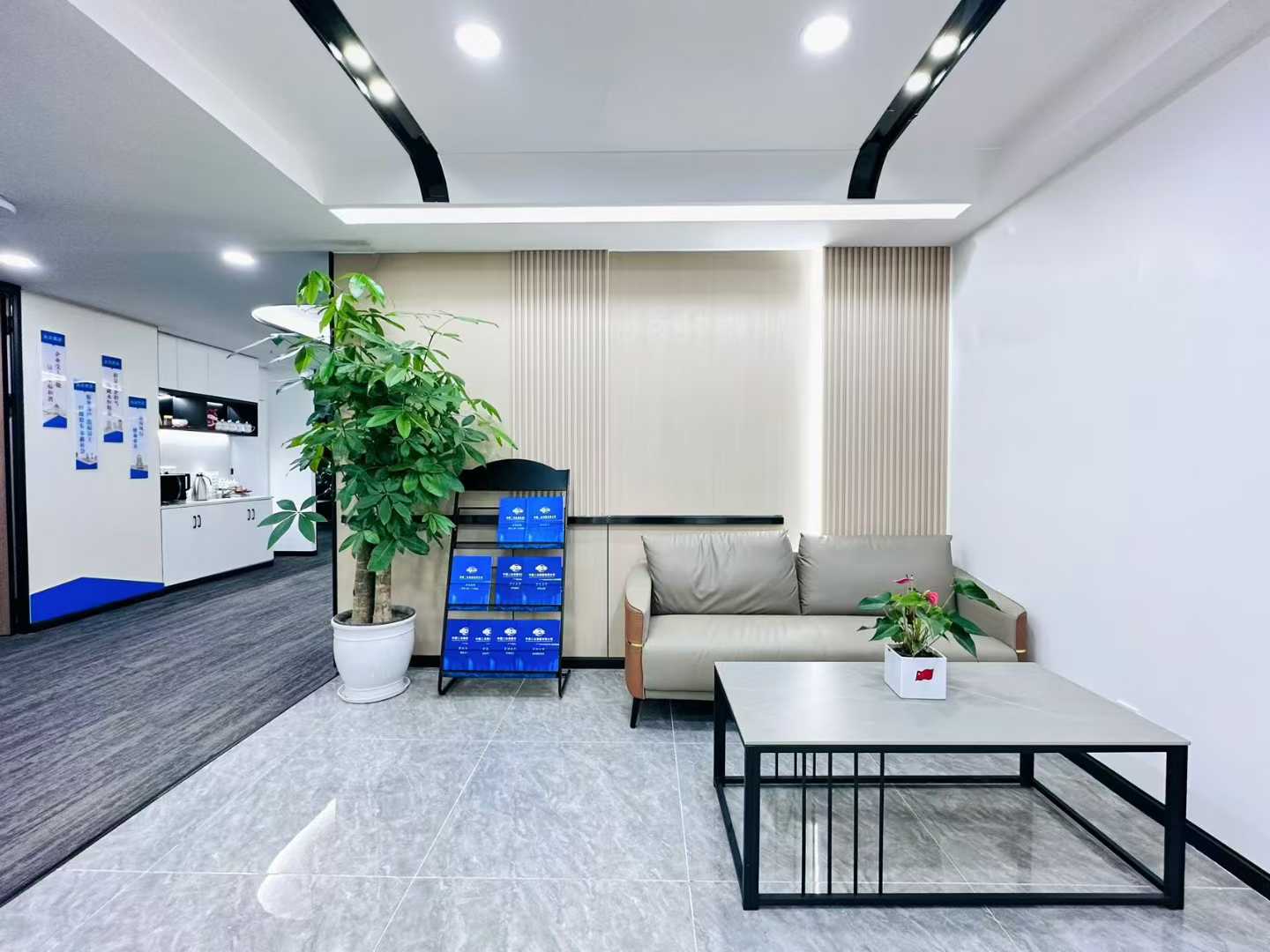 孵化园中航国际交流面积487平 7隔间40工位 超大会议室 没有加时费 办公室出租