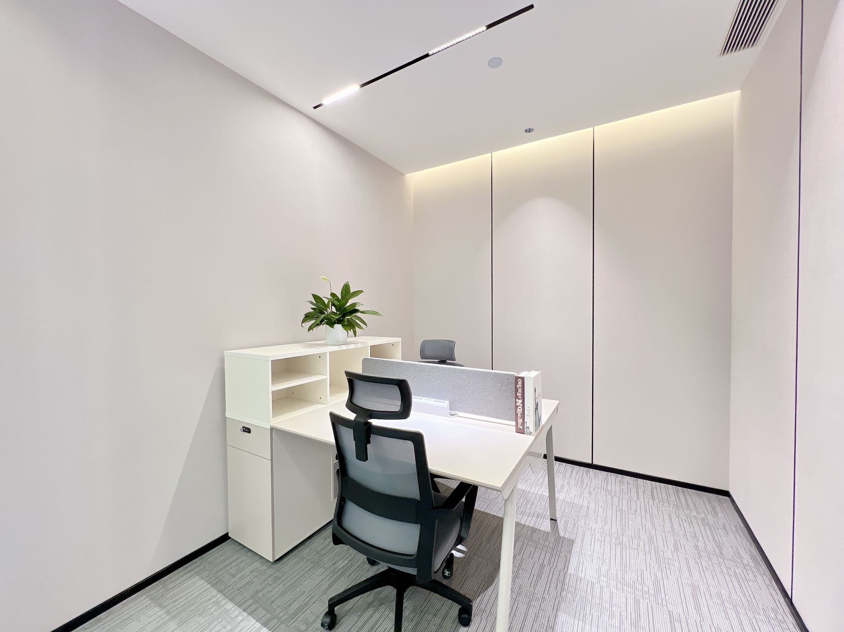 世纪城地铁口甲级楼盘 特价出租 158平方4隔间10工位带储物间 精装带家具 东方希望天祥办公室出租