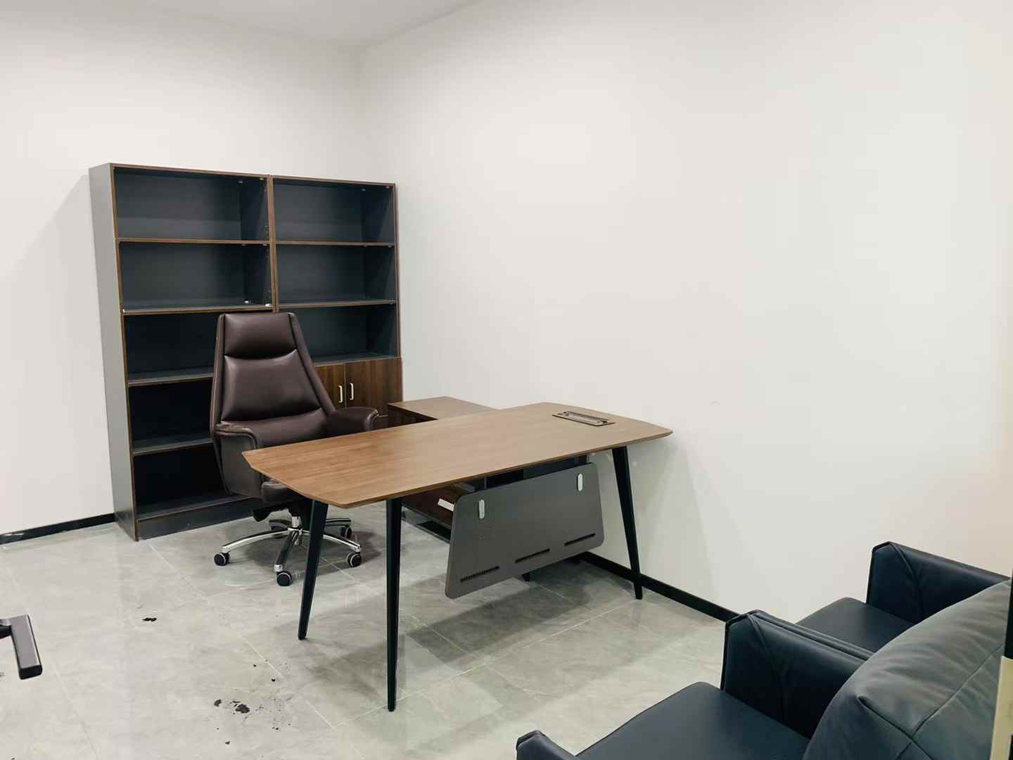 环球中心西区朝外户型  5隔间18工位 精装带家具 大气前台 环球中心办公室出租