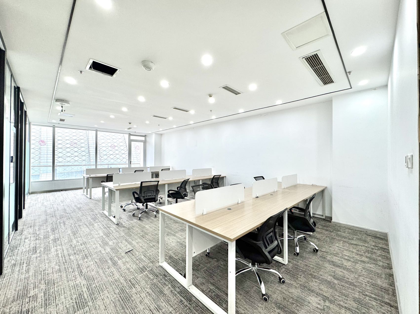 环球中心地铁口区 4隔间24工位 朝内带阳台 报价含物业费 环球中心办公室出租