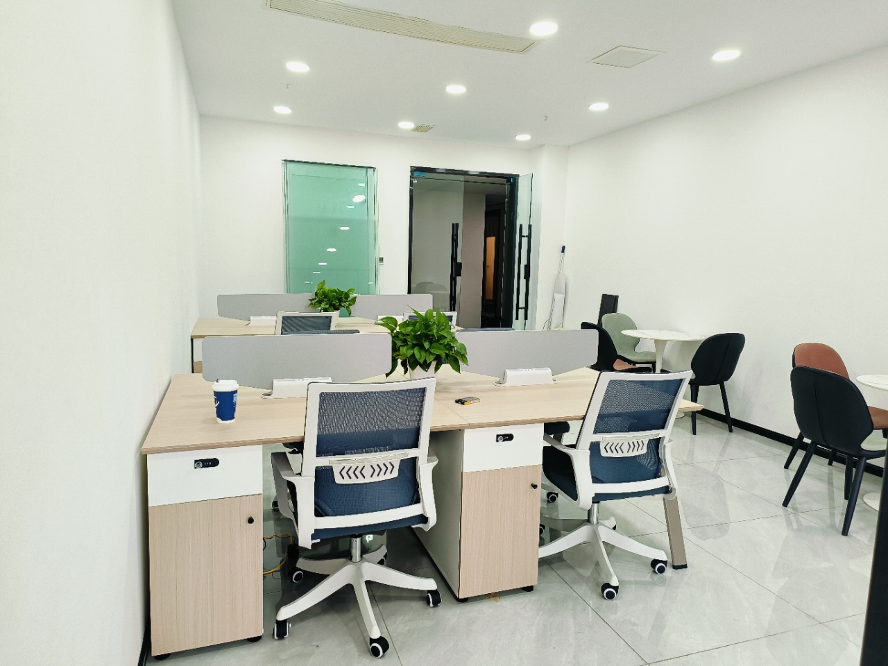 2号线洪河地铁几百米 精选小面积 88平 1隔间12工位 户型方正 拎包入住 云图大厦办公室出租