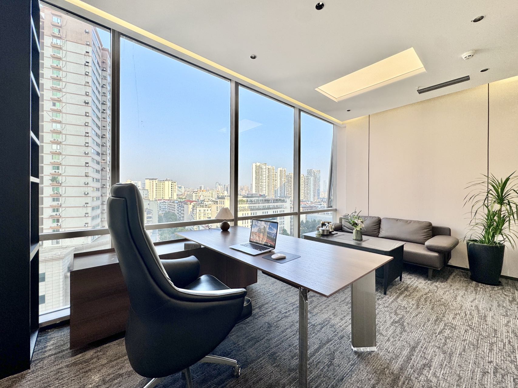 市中心东门大桥地铁口甲级楼盘 4隔间20工位 精装带家具 户型方正 落地窗玻璃 时代1号办公室出租