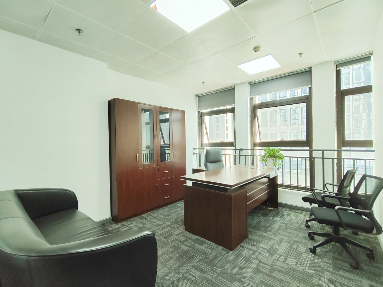 孵化园/金融城精选小面积 104平 3隔间12工位 利用率高 户型方正 24小时空调 中航国际交流中心办公室出租