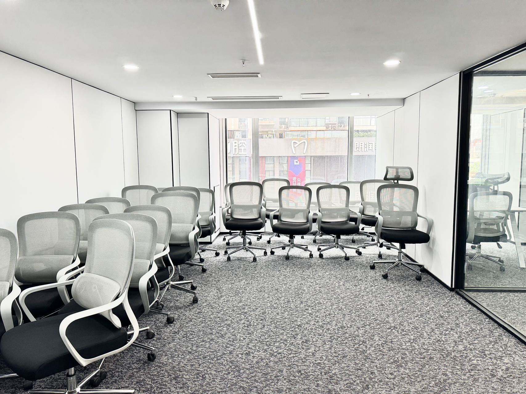 红牌楼新楼盘 344平 6隔间8工位带超大会议室 适合接待用房 电梯口 双面采光 鼎冠中心办公室出租