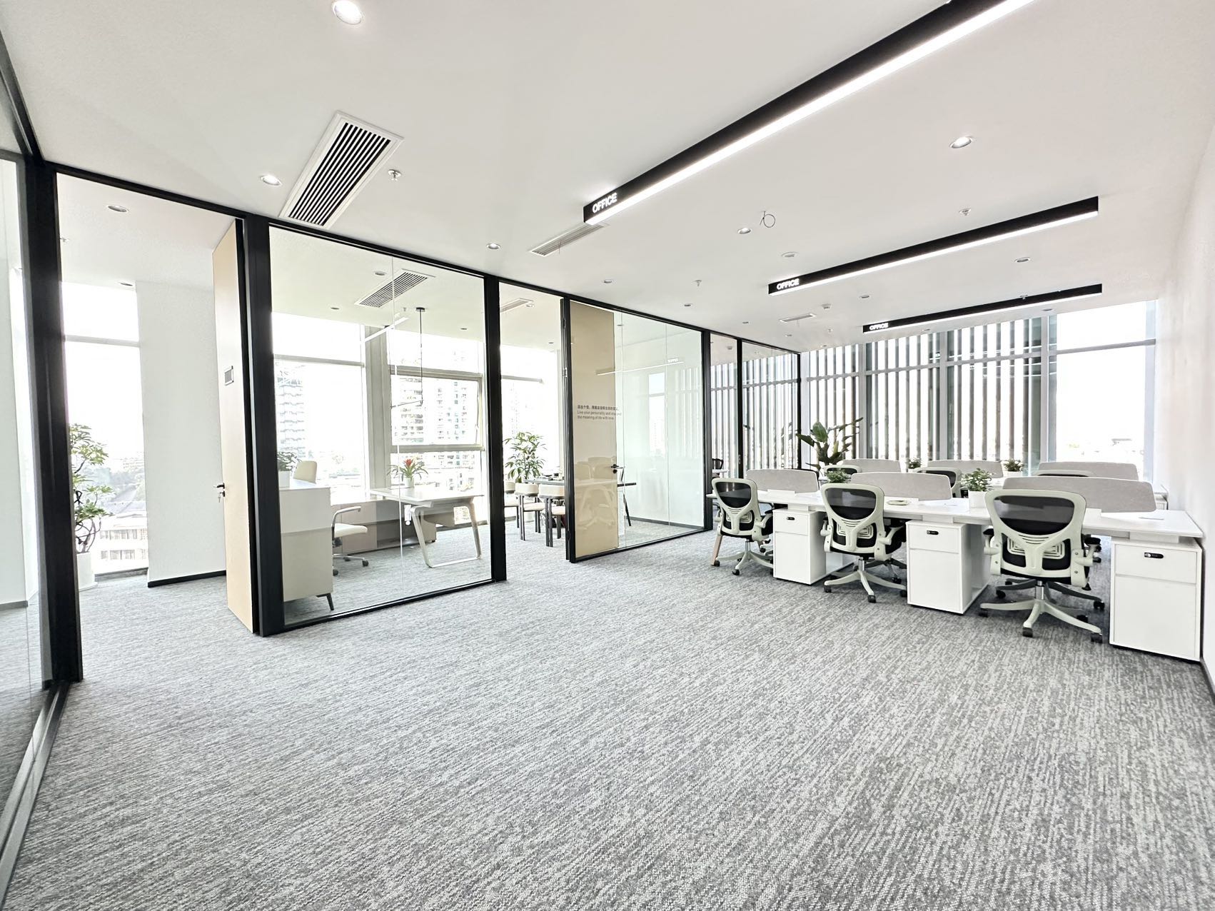 市中心17号线西大街站400米左右 195平 4隔间18工位户型方正 带共享配置 新见兴通锦中心办公室出租