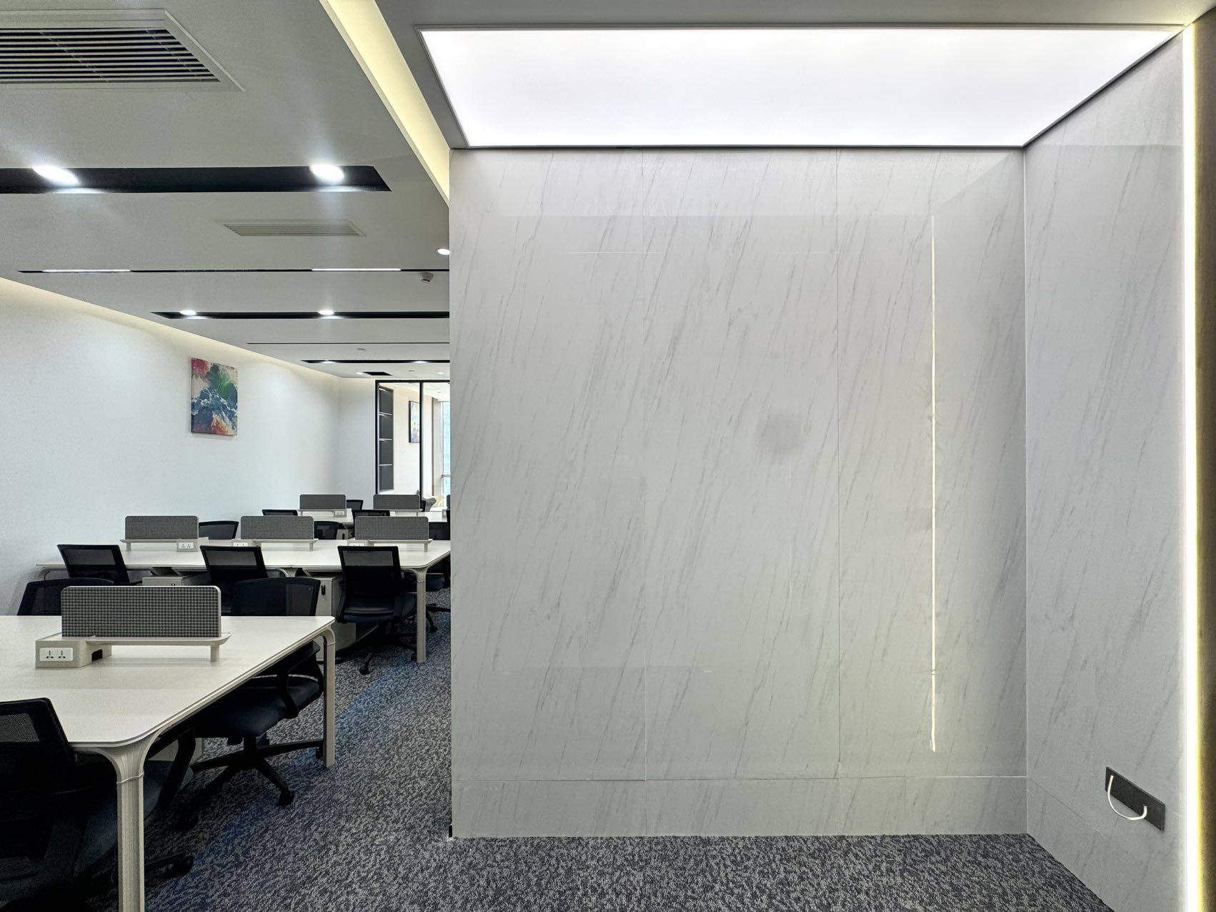 高新区世纪城地铁口小面积户型 3隔间12工位 按套出租 报价含物业费   东方希望天祥办公室出租