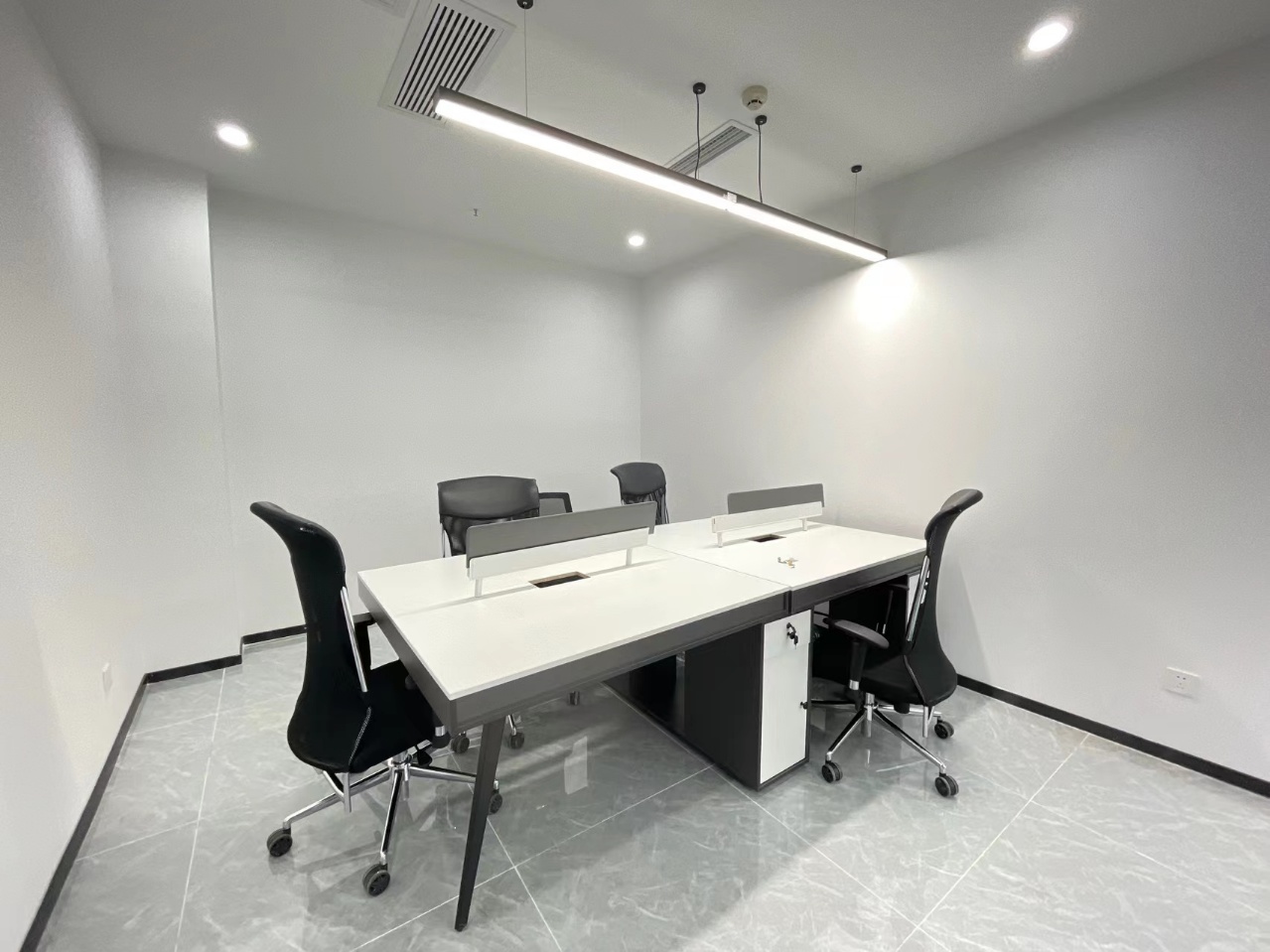 高新区锦城大道地铁口环球中心380平精装办公室 带家具
