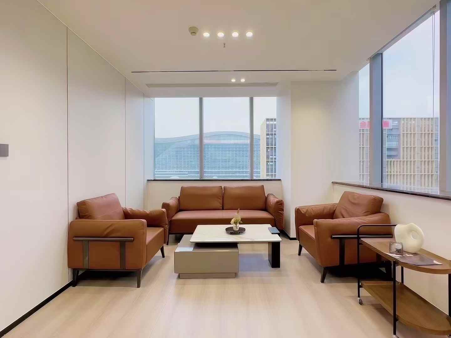 高新孵化园三地铁线交汇 交通位置非常方便 按套出租 6隔间18工位 户型方正  含物业费 奥克斯办公室出租