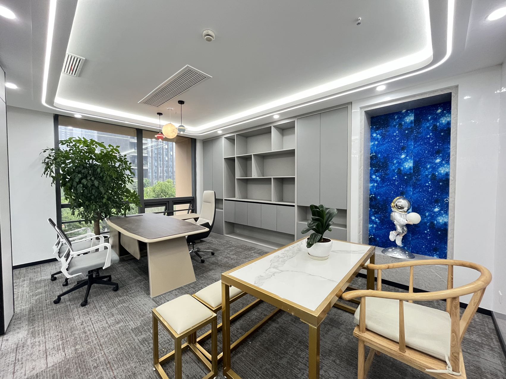 天府一街双面采光 前台星空顶时尚引领 按套出租 双面采光 5隔间40工位 近地铁 含家具 蜀都中心办公室出租