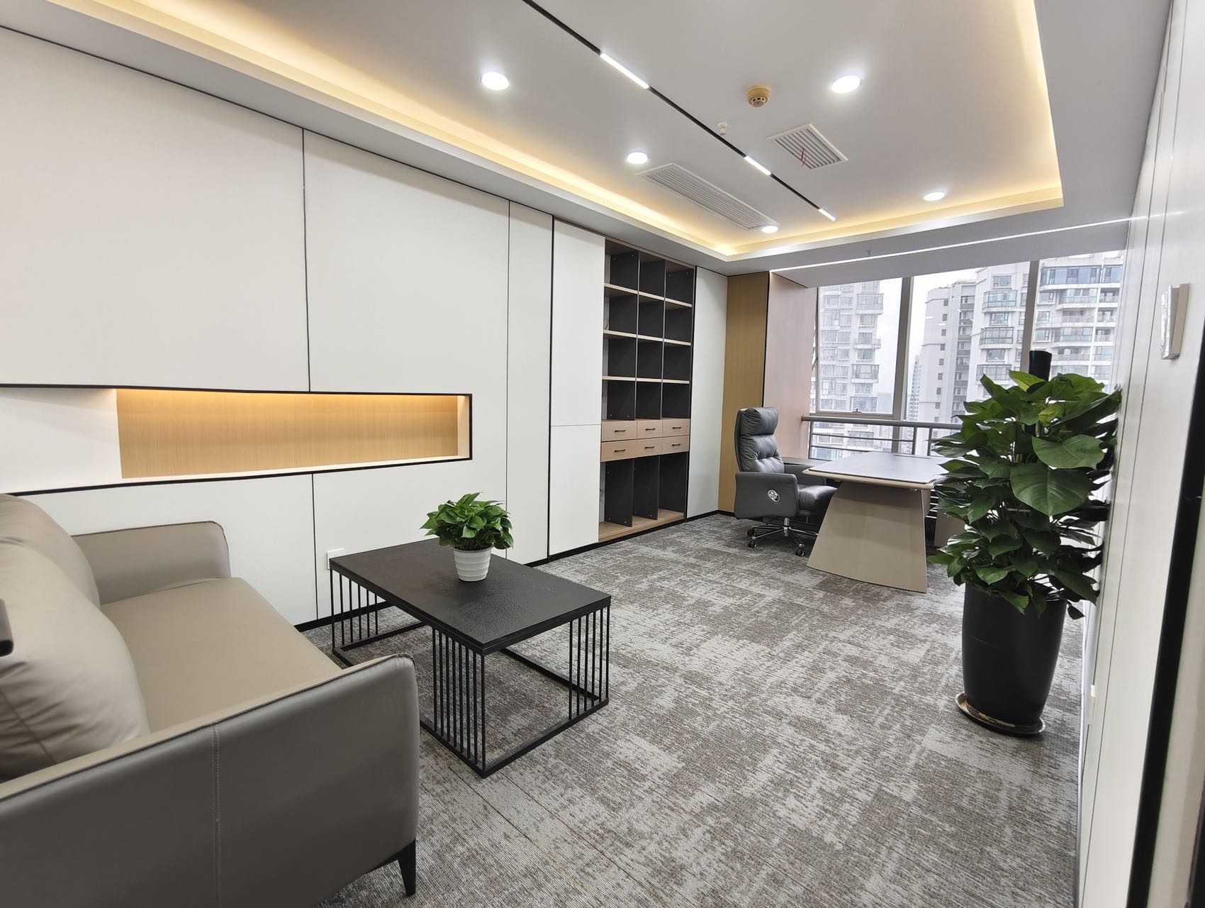 东门大桥地铁上盖 按套出租 5隔间23工位 报价含物业费 朝南 户型方正 带前台 东方广场办公室出租