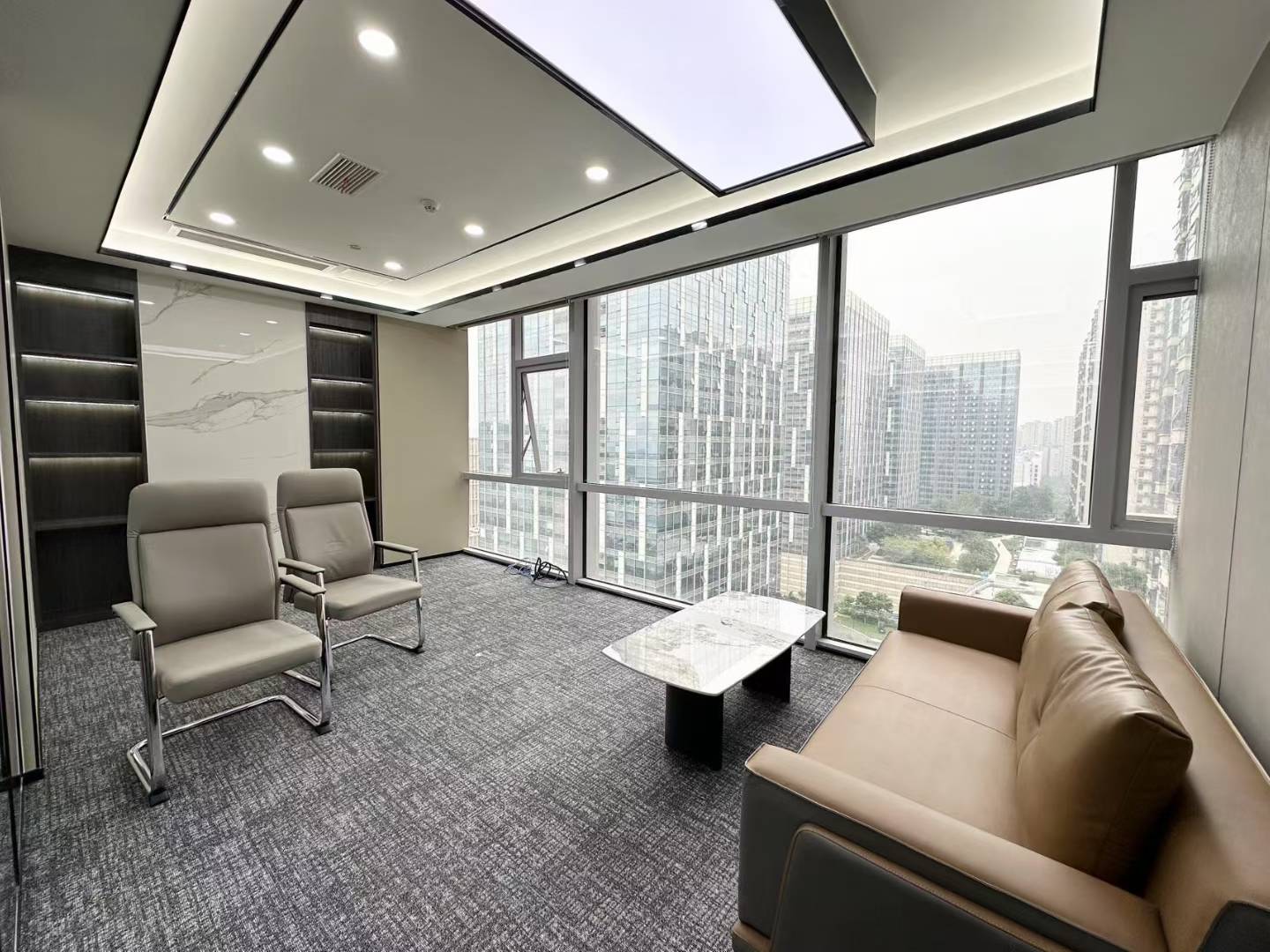 孵化园三线交汇 精选小户型 139平 3隔间12工位 24小时空调含能耗 省电 交通便利 嘉润国金中心办公室出租