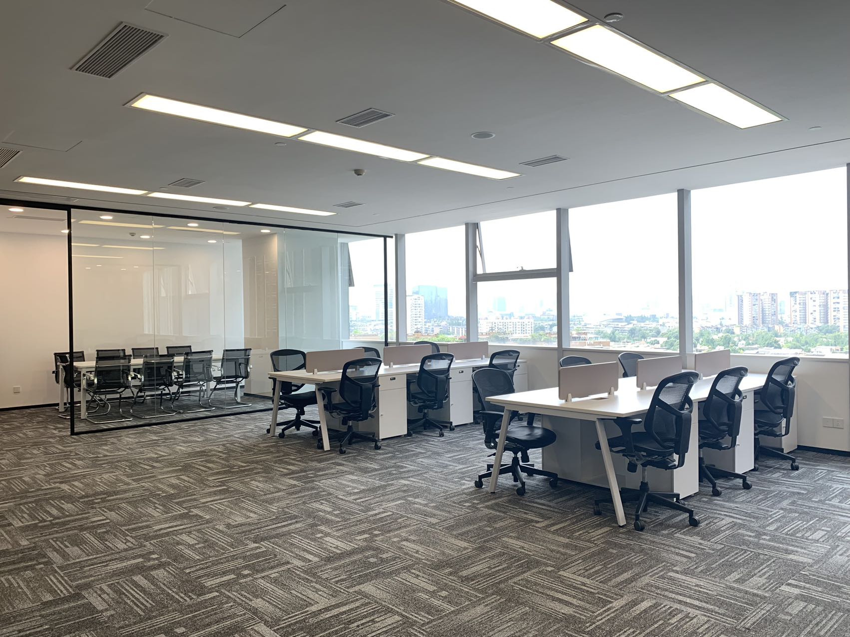 锦江区东湖公园地铁口 200平方米 3隔间30工位 精装带家具  采光面大 华润广场办公室出租