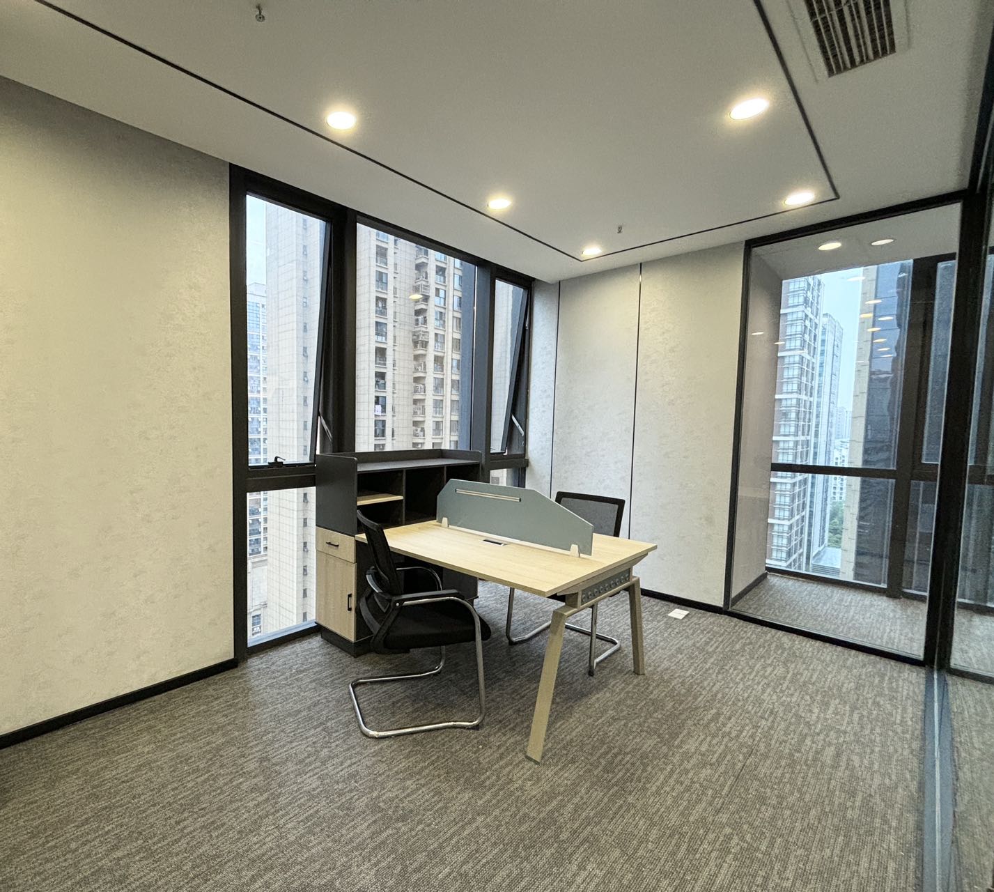 孵化园地铁口三四百米 小面积双面采光 176平 3隔间16工位 含税价  拎包入住 楚峰国际办公室出租