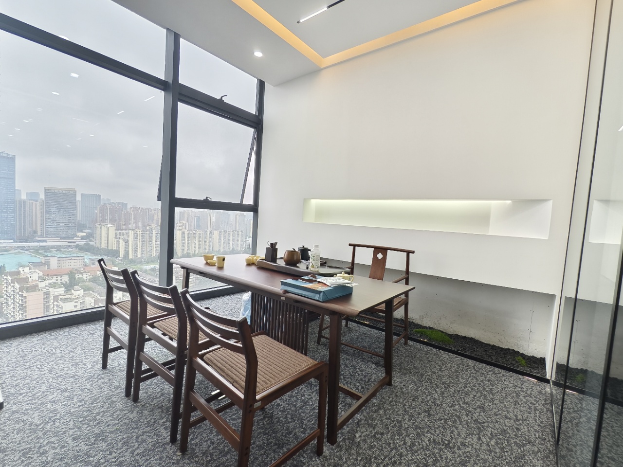 成华区8号线十里店地铁口 大面积出租 438平 7隔间40工位 双面采光 动静分区 正对电梯口 龙腾广场办公室出租