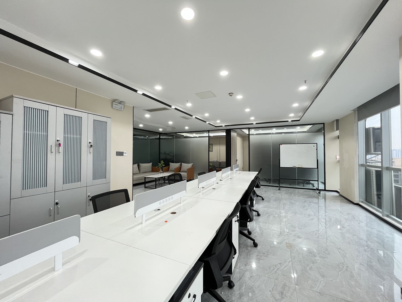 5号线骑龙地铁 套租含物业费 2隔间12工位 视野巴适 稀缺房源 欢迎咨询 美行中心办公室出租