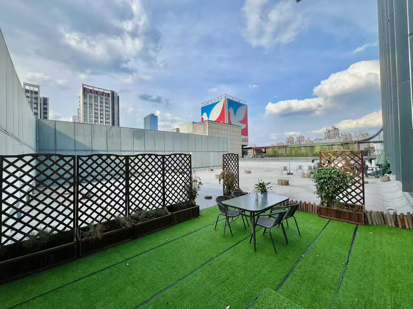 天府新区紧邻高新 带大露台 地铁口 正对电梯口 420平 7隔间20工位 所见如所得 蓝润置地广场办公室出租