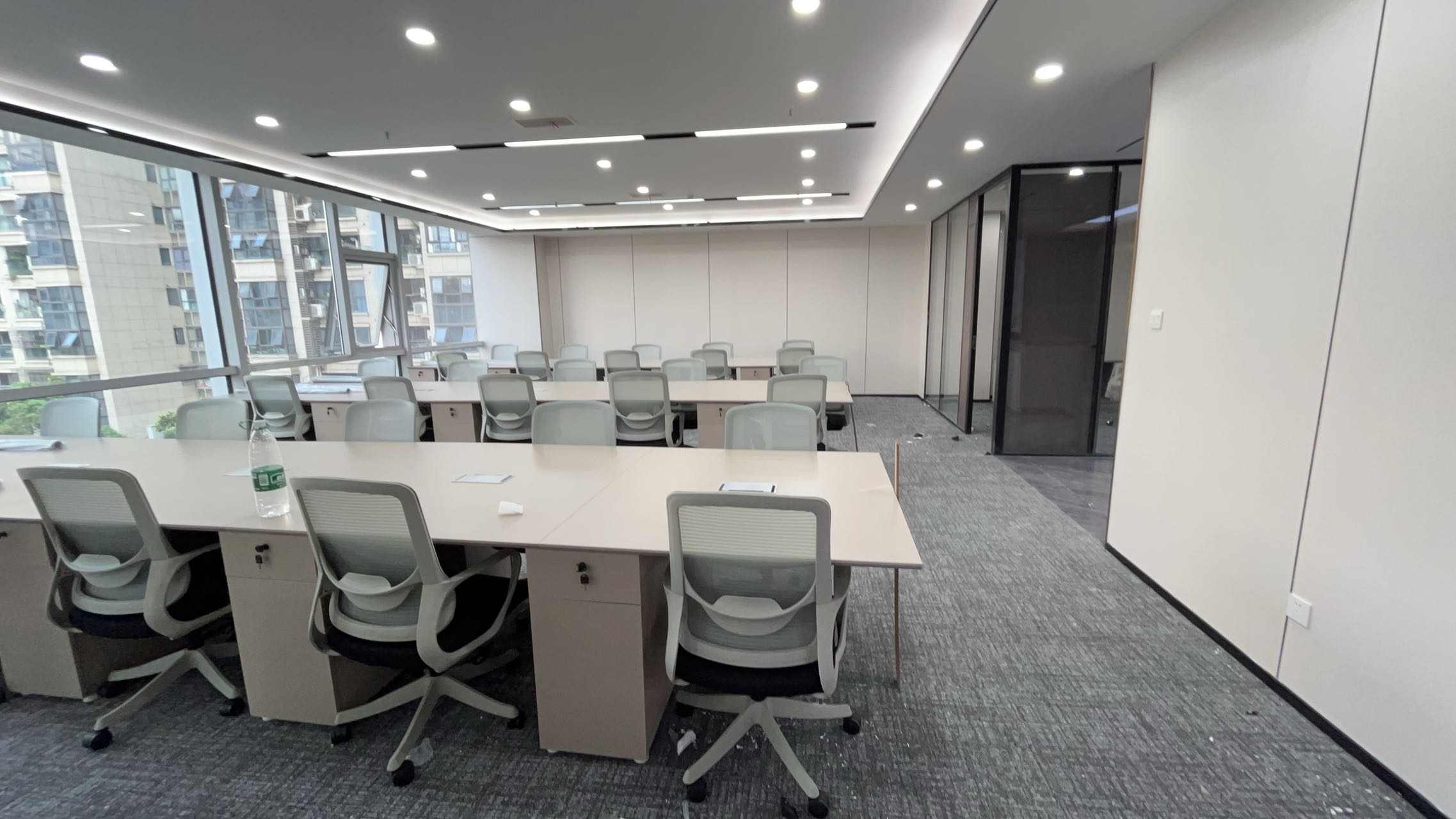 孵化园地铁口+电梯口户型 263平方 3隔间30工位 精装带家具 24小时恒温空调 嘉润国金中心办公室出租