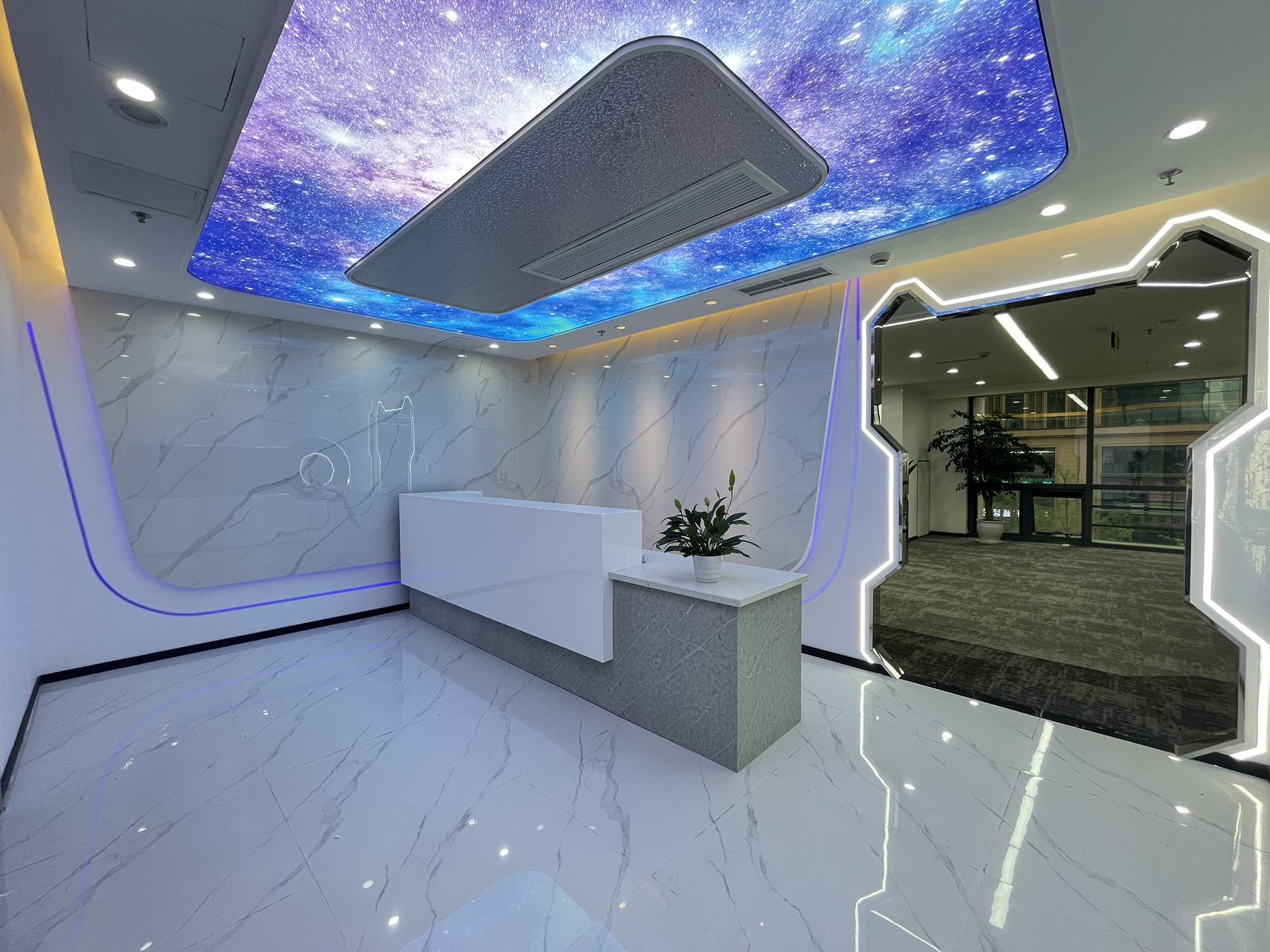 天府一街双面采光 前台星空顶时尚引领 按套出租 双面采光 5隔间40工位 近地铁 含家具 蜀都中心办公室出租