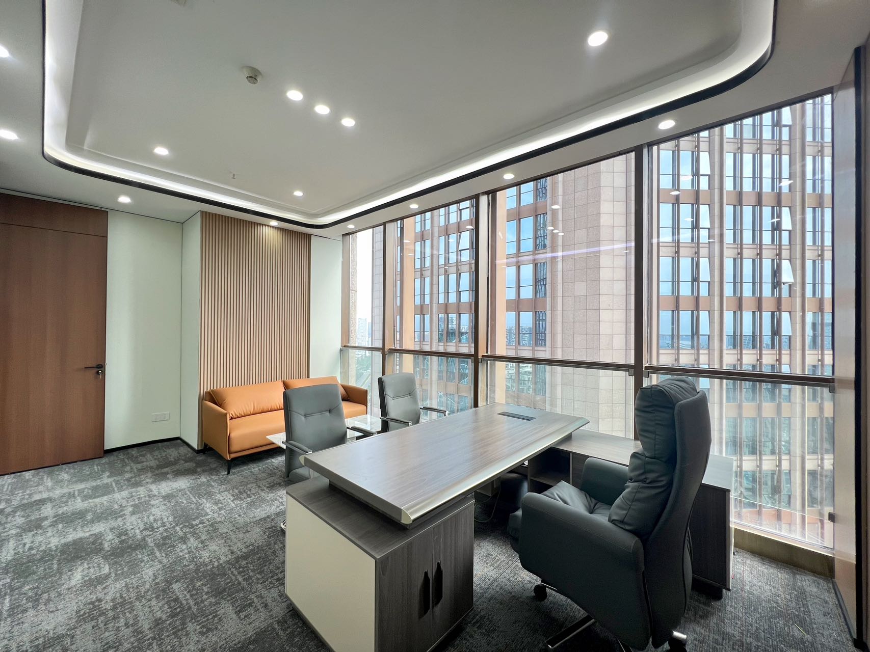 高新区世纪城地铁口精装房源 服务面积200平 4隔间16工位 报价含物费  甲级楼盘 天祥广场办公室出租