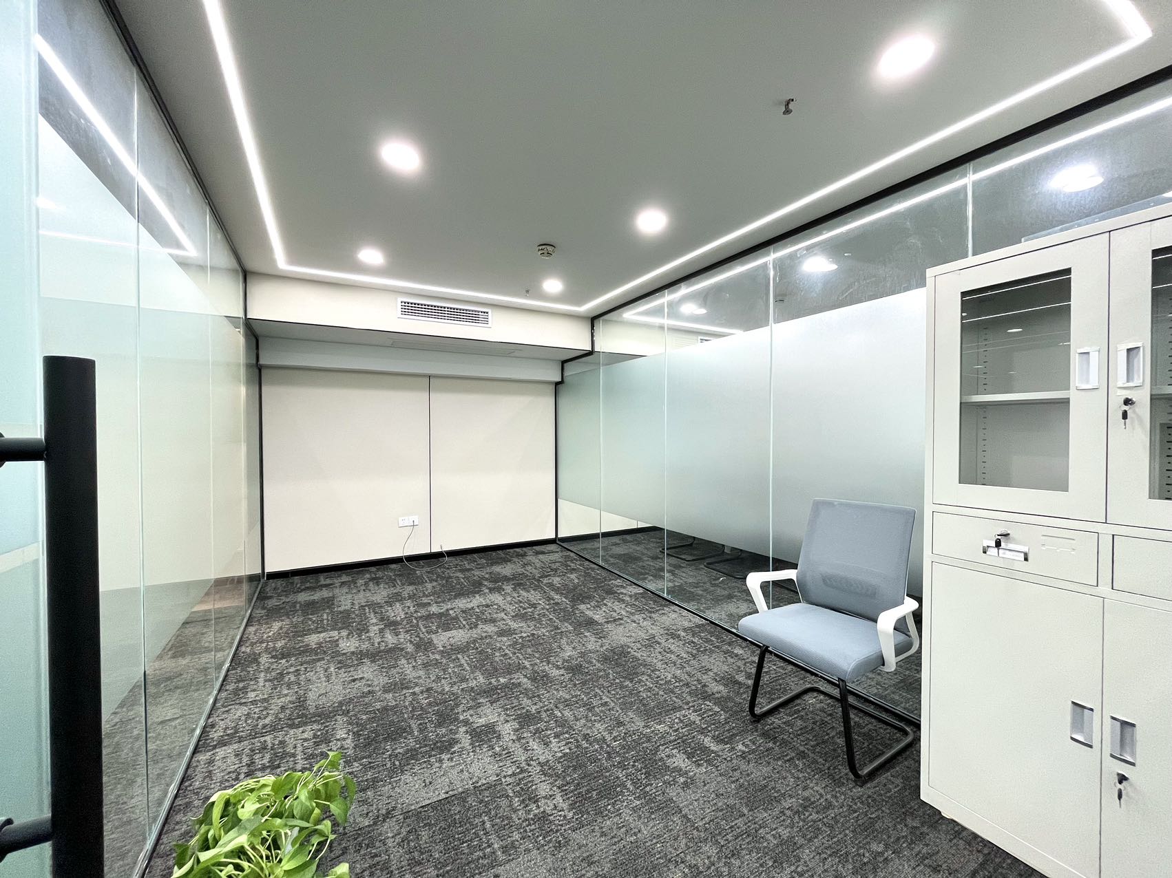 天府三街24小时空调跃层户型 建面140平方 6隔间32工位 精装带家具 物业便宜 泰丰国际办公室出租