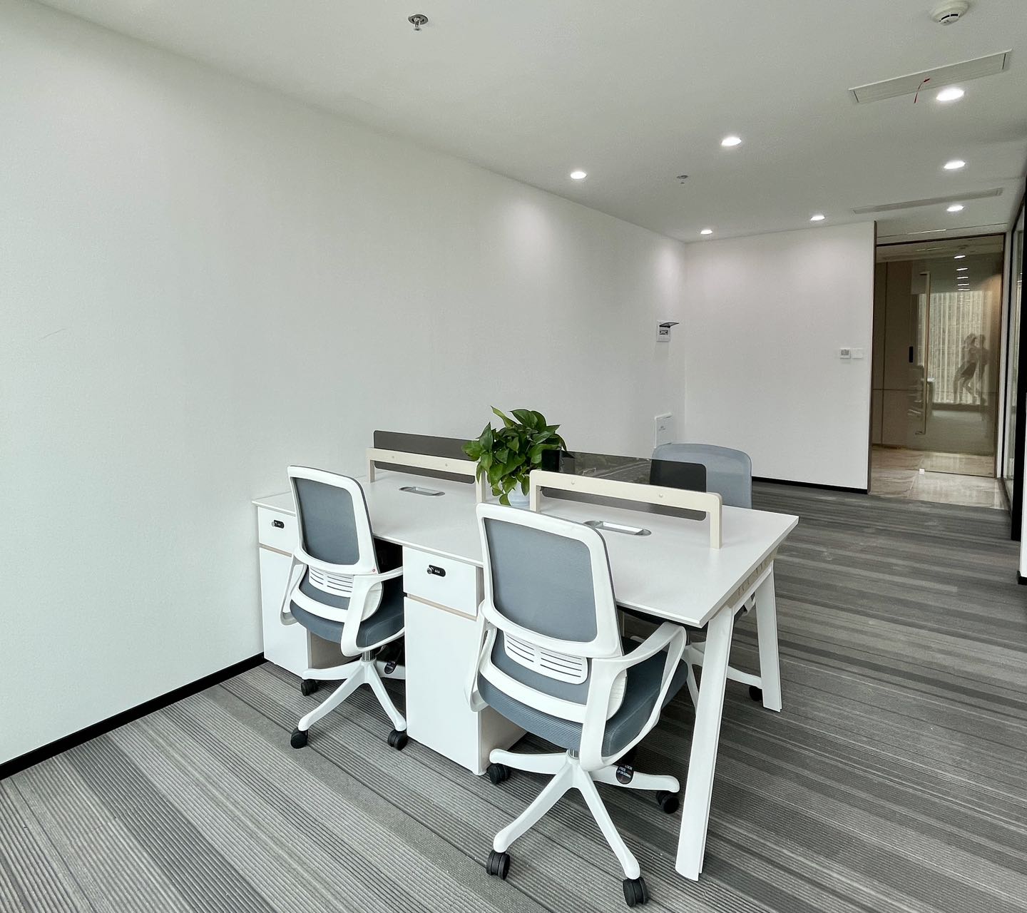 6号线张家寺地铁0距离 104平 2隔间8工位 创业办事处首选 双面采光 24小时空调 香榭国际办公室出租