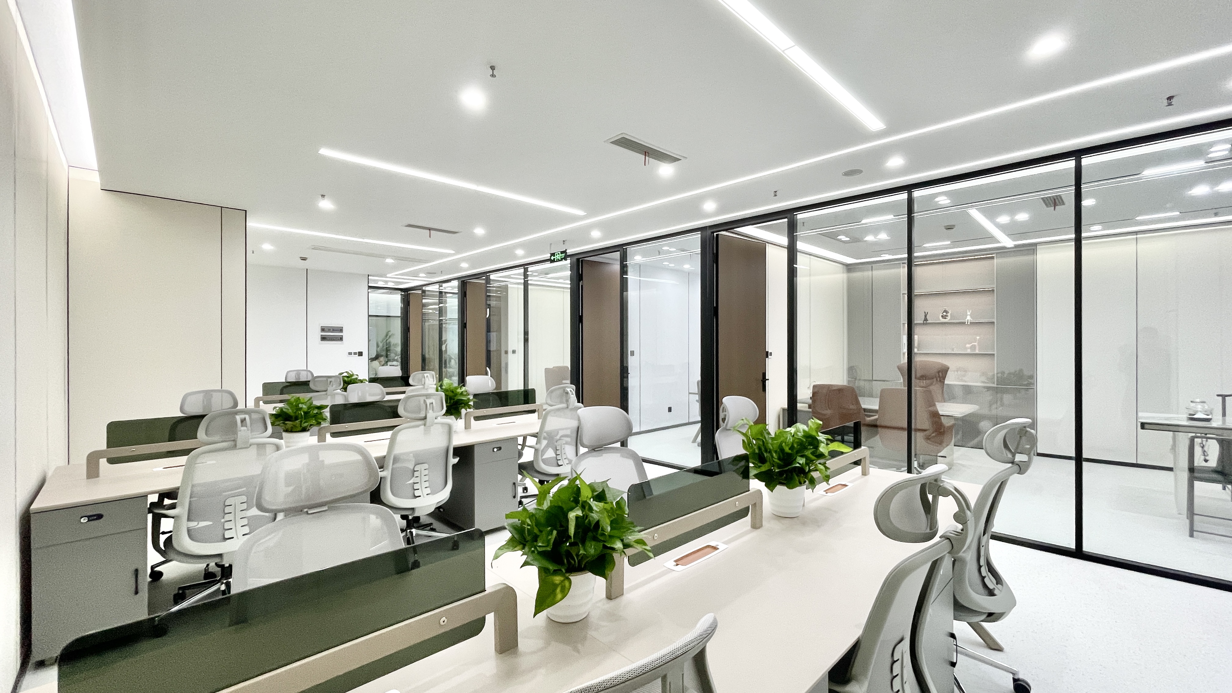 金融城版块5号线市一医院三四百米 246.4平方 4隔间19工位 整层打造带休息区 天府新谷办公室出租