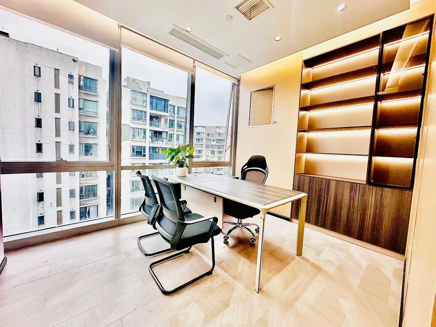 高新区近高新地铁 核心位置 163平方 3隔间16工位 大老板间 双面采光 视野巴适 带家具 晶科一号办公室出租