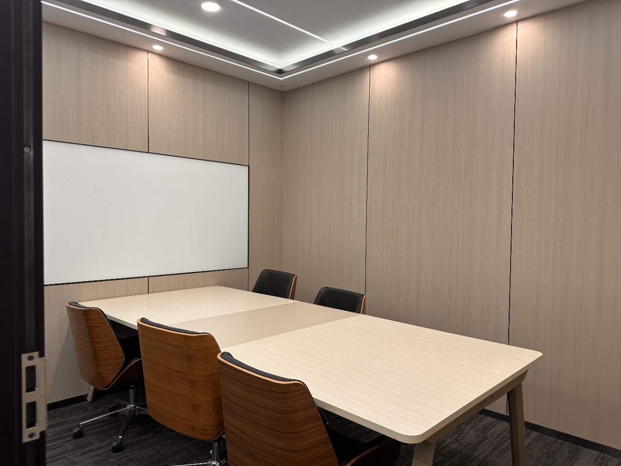 高新区世纪城地铁口甲级小户型 按套出租含物业费 3隔间12工位 电梯口 高区 含网络 东方希望天祥办公室出租