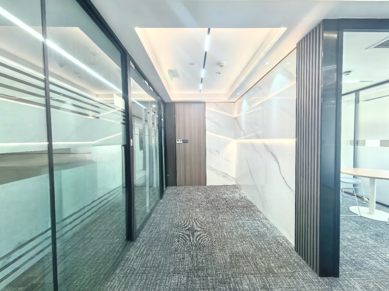 锦江区偏南 193平 4隔间16工位 新产品装修 性价比高 户型方正 交通生活都方便 汇融创客广场办公室出租