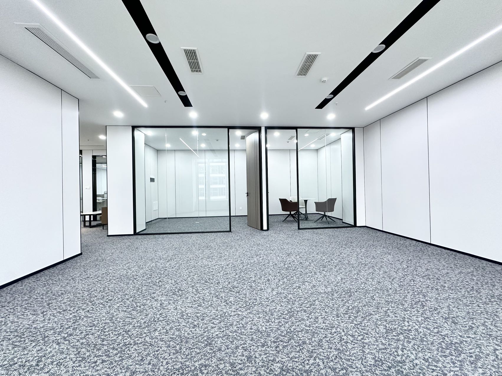 武侯区红牌楼甲级现房 264平方 4隔间12工位 东南朝向 户型方正 带前台 拎包入住 鼎冠中心办公室出租